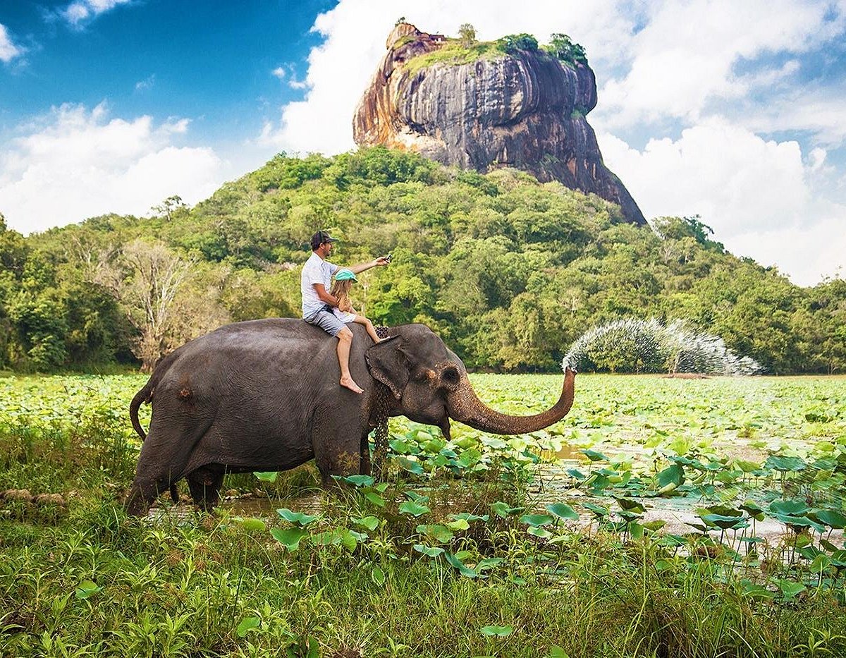 https://tourstro.com/
