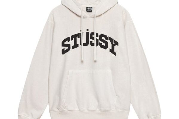 Cómo llevar la sudadera con capucha oficial de Stussy para conseguir un look chic