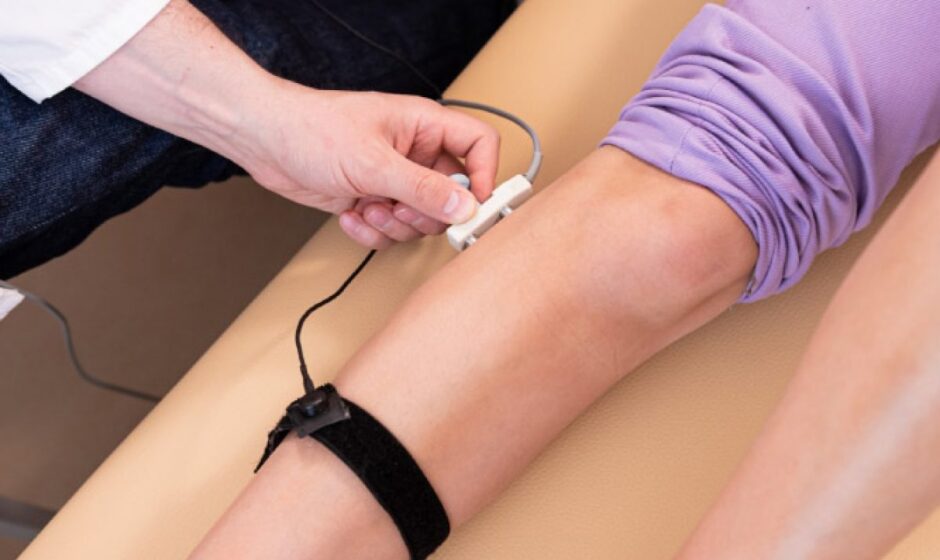 what kind of doctor treats varicose veins
