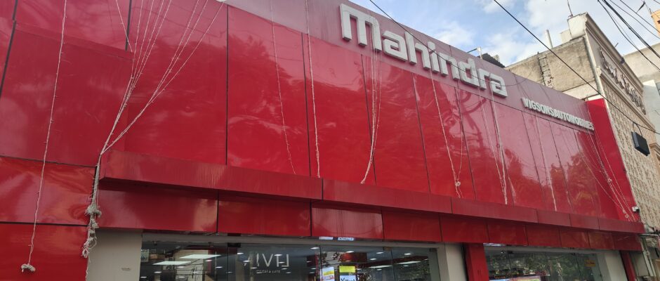 Mahindra pickup showroom